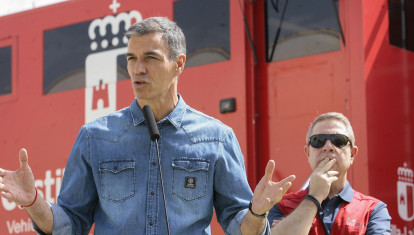 El presidente del Gobierno, Pedro Sánchez y el presidente de Castilla la Mancha, Emiliano García Page en Tamajón (Guadalajara)