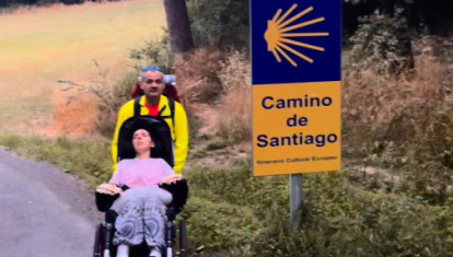Imagen de la alicantina Marta Pérez con su padre en el Camino de Santiago.