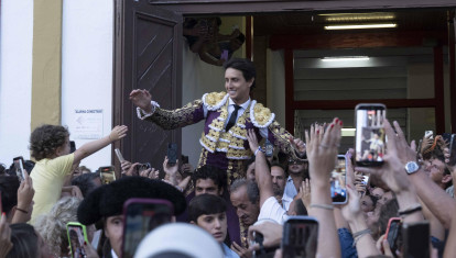 Roca Rey sale a hombros de la Plaza de Toros de Santander, donde cortó dos orejas al primero de su lote