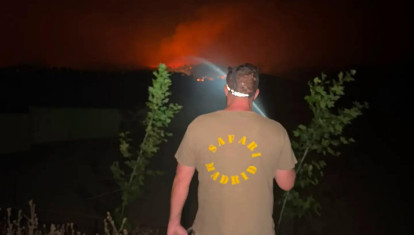 Trabajador del Safari Madrid con una manguera