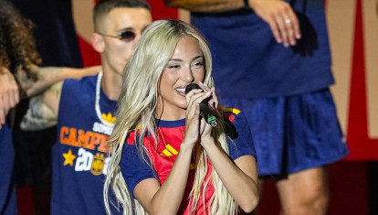 Ana Mena durante su actuación en la celebración de la selección española tras ganar el Mundial