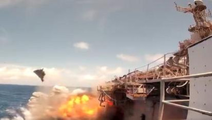 Impacto de un misil en el histórico buque estadounidense USS Peleliu