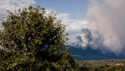 Vista del incendio desde el valle del Tiétar, a 25 de julio de 2026, en Ávila, Castilla y León (España). El incendio forestal de Burgohondo (Ávila) continúa activo y su evolución ha obligado a ampliar las medidas de protección a la población. Los servicios de emergencia han ordenado la evacuación preventiva de seis localidades del Valle del Tiétar ante el avance del fuego y el riesgo provocado por la proximidad de las llamas y el humo: Piedralaves, La Adrada, Casillas, Sotillo, Santa María del Tiétar y Navahondilla.
Carlos Luján / Europa Press
25 JULIO 2026;INCENDIO;FUEGO;ÁVILA;HUMO;TIÉTAR;VALLE;ÁVILA;PAISAJE;HUMAREDA;
25/7/2026
