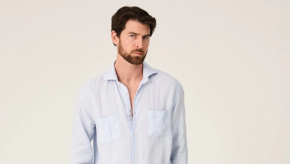 Guayabera de sport en azul claro con chinos, modelo Cadaqués de The Brubaker