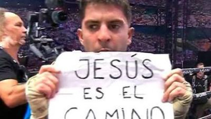Gastón Edul mostrando su mensaje de fe tras finalizar el combate