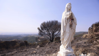 El incendio forestal en Cerro Muriano, en Córdoba, de este fin de semana, parece haber respetado esta imagen de la Virgen