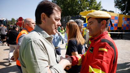 el presidente de la Junta de Castilla y León, Alfonso Fernández Mañueco, en Ávila, afectada por los incendios