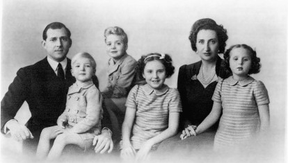Los Condes de Barcelona con sus hijos, Don Alfonsito, Don Juan Carlos, Doña Pilar y Doña Margarira