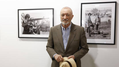 Arturo Pérez-Reverte, durante la presentación de Pérez-Reverte su exposición 'Fotografías de guerra', el pasado mes de mayo