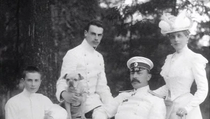 El príncipe Félix Yusúpov sentado junto a su madre, padre y hermano mayor Nikolái
