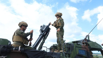 Los militares españoles de Infantería de Marina FIMAR_RIV desplegados en Rumanía han realizado un ejercicio de tiro real con mortero embarcado sobre un vehículo de alta movilidad táctica (VAMTAC)