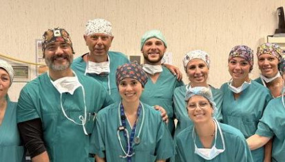 Grupo de cirujanos, anestesistas y enfermeros