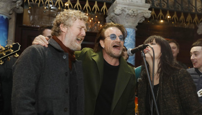 Glen Hansard con Bono, de U2, e Imelda May cantando en las calles de Dublín