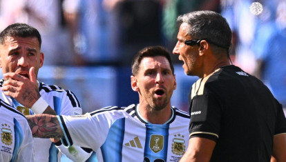 Leo Messi protestando al árbitro durante la final del Mundial que jugó contra España
