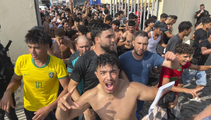 CEUTA, 30/07/2026.- Vista de la entrada ilegal a nado en Ceuta de migrantes marroquíes y argelinos este jueves. Los centros de acogida de adultos y menores de la ciudad autónoma de Ceuta siguen colapsados tras la llegada irregular de unos 1.500 migrantes en los últimos nueve días, lo que ha llevado a su presidente, Juan Jesús Vivas, a pedir una acción contundente y sin dilación al Estado ante la dimensión de la crisis migratoria.EFE/ Reduan Dris
