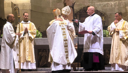El cardenal Cobo y fray Alfredo Maroto se funden en un abrazo tras la bendición abacial