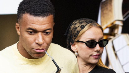 Kylian Mbappé y Ester Expósito en París