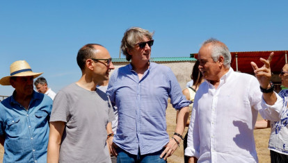 El secretario general del Partido Socialista de Castilla y León, Carlos Martínez, visita una explotación ganadera en El Cubo de Don Sancho (Salamanca)