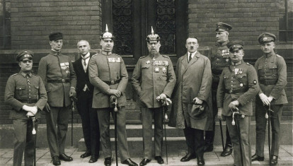 Adolf Hitler con miembros de las SA y otros