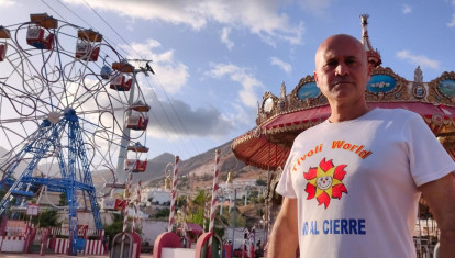 Juan Carmona, el extrabajador de Tivoli, con una camiseta reivindicativa, en el viejo parque de atracciones