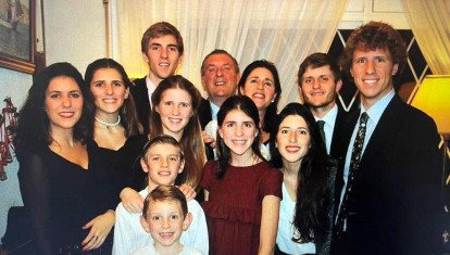 Leo Abadía junto a su mujer e hijos