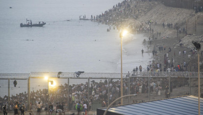 El paso fronterizo del Tarajal colapsado por inmigrantes marroquíes durante el asalto a Ceuta
