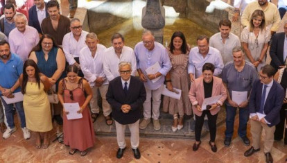 Salvador Fuentes, con algunos de los alcaldes firmantes de los convenios