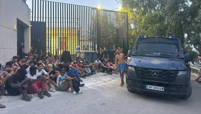 La Policía Nacional a las puertas del CETI con decenas de migrantes
