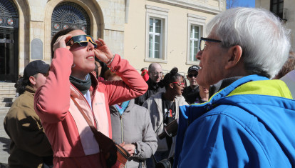 Varias personas observando un eclipse