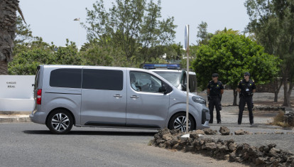 TEGUISE (LANZAROTE), 01/08/2026.- El presidente del Gobierno, Pedro Sánchez, ha iniciado este sábado sus vacaciones de verano en Lanzarote, donde volverá a alojarse junto a su familia en la residencia oficial de La Mareta, en la localidad turística de Costa Teguise. Sánchez aterrizó a las 13:07 horas (hora canaria) en el aeropuerto César Manrique-Lanzarote a bordo de un avión Falcon del Ejército del Aire y, sobre las 13:30 horas, ha accedido en furgoneta al recinto de La Mareta, según ha presenciado EFE. EFE/ Adriel Perdomo