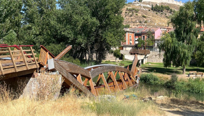 Derrumbe del puente de madera sobre el río Duratón, en Peñafiel (Valladolid)