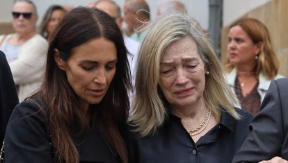 Paula Echevarría, su madre, Elena Colodrón, su hermano Luisma Echevarría y Miguel Torres a la salida de la Iglesia de San Félix tras el responso por Luis Ángel Echevarría Muñiz, padre de la actriz.