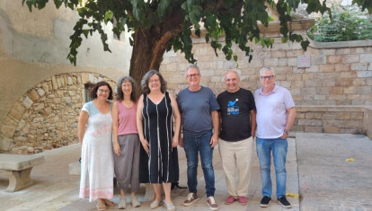 Imagen de los representantes de Acció Cultural del País Valencià con el vicepresidente de la Asociación de Municipio por la Independencia.