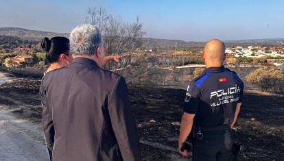 Monseñor Ginés García Beltrán, con la alcaldesa y un agente