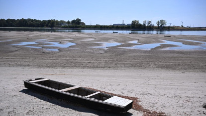 Lecho seco del río Danubio con la central eléctrica de Paks al fondo