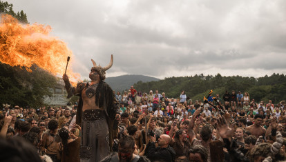 Varias personas durante el Desembarco Vikingo de la LXVI Romaría Vikinga en Catoira, a 2 de agosto de 2026, en Catoira, Pontevedra, Galicia (España). La fiesta del Desembarco Vikingo en Catoira, también conocida como la Romería Vikinga, es una de las celebraciones más singulares y reconocidas de Galicia, declarada de Interés Turístico Internacional. Su historia y significado nacen de la posición estratégica de Catoira en la desembocadura del río Ulla, en las inmediaciones de las Torres del Oeste, una fortaleza construida entre los siglos IX y XIII para defender el acceso al corazón de Galicia y, especialmente, a Santiago de Compostela, frente a los ataques de vikingos y piratas normandos y sarracenos.

Elena Fernández / Europa Press
02/8/2026
