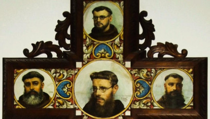 Una cruz con los retratos de los siete capuchinos martirizados en Antequera
