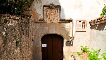 La puerta que da acceso a la cueva de Santo Domingo