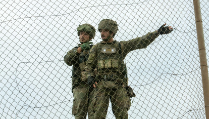 Militares españoles en la frontera de Ceuta con Marruecos
