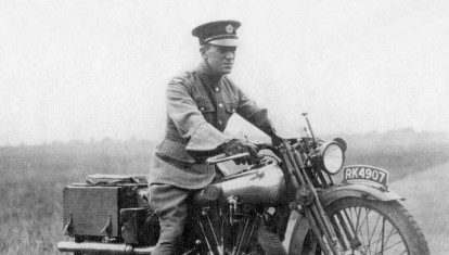 Thomas Edward Lawrence en una moto Brough Superior SS100