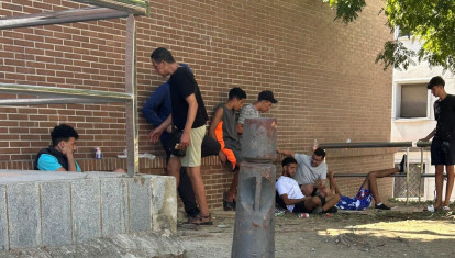 Los inmigrantes que continúan en Ceuta pasan el día semiocultos en plazas y parques de las barriadas periféricas