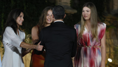 La Reina, la Princesa y la Infanta Sofía reciben el saludo de Jaume Anglada