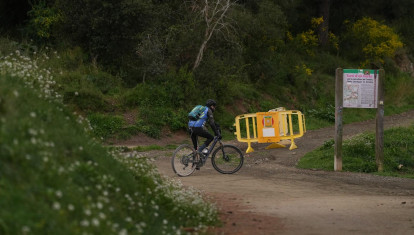 Un ciclista topa con una valla que prohíbe el acceso a Collserola, en una imagen de archivo