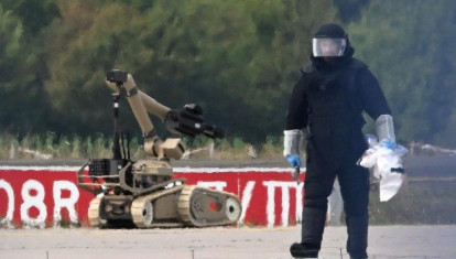 Un técnico forense trabaja junto a un robot desactivador de explosivos cerca de un avión de carga ucraniano en el aeropuerto de Leipzig-Halle, en Schkeuditz (este de Alemania)