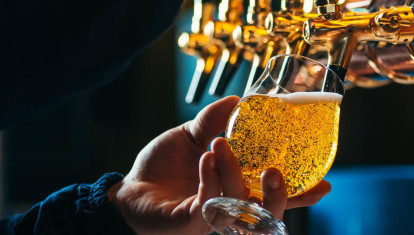 Un camarero tirando una cerveza
