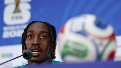 Yan Diomande de Costa de Marfil habla en una rueda de prensa este lunes, en Dallas
