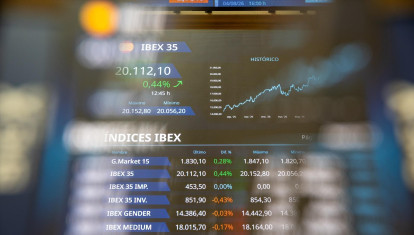 Pantalla con datos del Ibex en el Palacio de la Bolsa de Madrid.