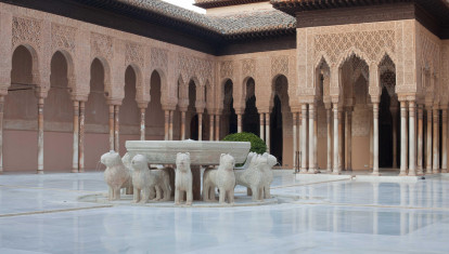 Patio de los Leones en la Alhambra de Granada