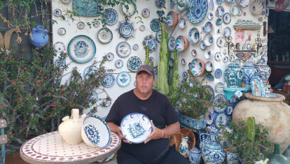 Lucas posa con todos sus 'tesoros' de cerámica y latón