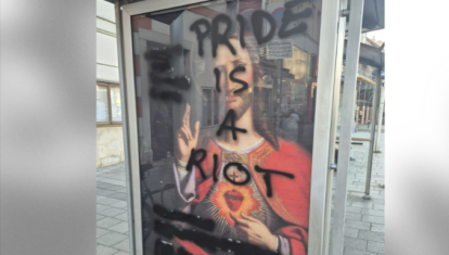 Un cartel del Sagrado Corazón de Jesús, vandalizado en Viena, con la pintada: